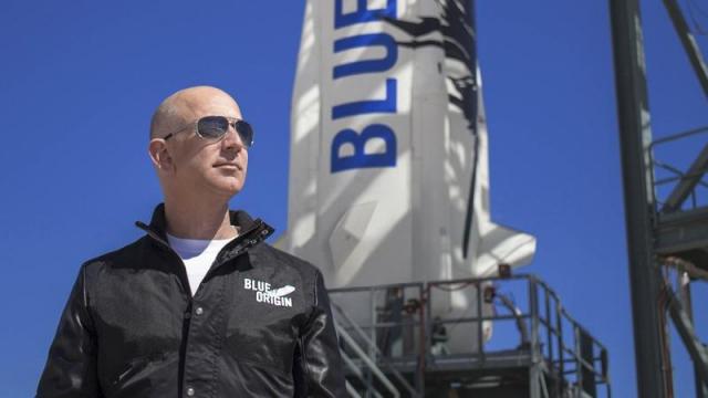 <b>Răspunsul lui Bezos la Starlink: Blue Origin lansează TeraWave, promițând viteze de până la 6 Tb/s</b>Jeff Bezos vrea și el „o felie” din piața comunicațiilor prin satelit. Un nou proiect al companiei Blue Origin, numit TeraWave, țintește fix acest aspect. Rețeaua va folosi 5.408 sateliți plasați pe orbita joasă a Pământului și se adresează exclusiv