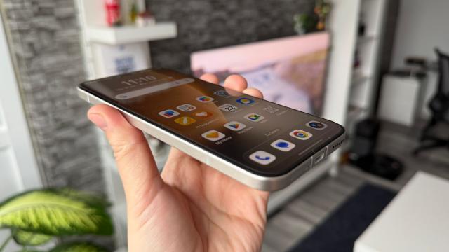 <b>HONOR Magic8 Pro: Baterie cu 400 mAh mai mare, forjată serios în China</b>HONOR Magic8 Pro aduce un upgrade serios de baterie, cel puţin pe hârtie. Ajunge la 6270 mAh în Europa, la 7200 mAh în China şi la 7100 mAh în alte ţări. Predecesorul avea doar 5850 mAh. Bateria se încarcă la 100W pe fir