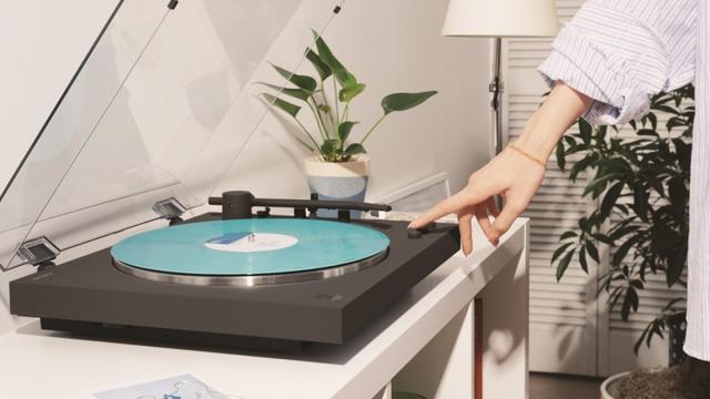 <b>Sony lansează două pick-up-uri wireless accesibile: PS-LX3BT și PS-LX5BT combină designul clasic cu conectivitatea modernă</b>Sony tocmai a introdus pe piață două pick-up-uri wireless gândite pentru o plajă largă de utilizatori. Vorbim despre Sony PS-LX3BT, ideal pentru „începâtori” și PS-LX5BT, pentru cei care vor ceva mai serios în materie de experiențe audio. Cu un look