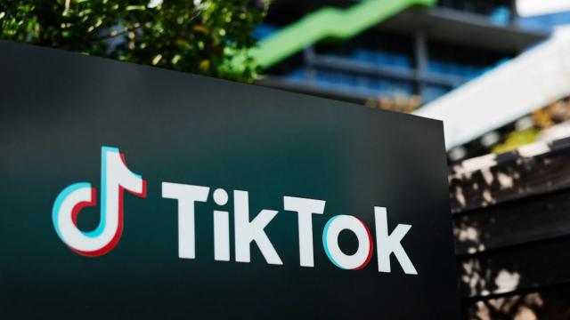 <b>Cenzură sau picaj de curent? TikTok a picat brusc în SUA, în timpul protestelor și nu a permis upload-ul de clipuri</b>TikTok a trecut oficial în mâinile unui consorțiu de investitori americani, dar începutul noii ere e departe de a fi liniștit. La doar câteva zile după ce ByteDance a cedat controlul operațiunilor din SUA, platforma s-a confruntat