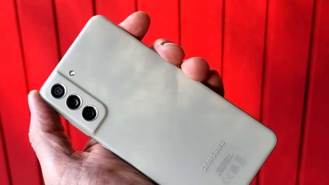 <b>Galaxy S21 FE mai accesibil? Samsung pregătește de fapt o variantă 5G similară cu procesor 720G</b>În urmă cu ceva timp aflam că Samsung pregătește o nouă variantă a popularului smartphone Galaxy S21 FE. Pare-că acesta e real și chiar va sosi, făcându-și recent apariția în baza de date Google Play. Totuși, pare-că vorbim de fapt despre un smartphone