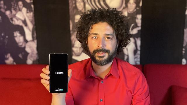 <b>HONOR face echipă cu Marius Moga, producătorul și compozitorul de muzică devenind ambasadorul brandului în România </b>În primele zile ale lunii martie 2022 am avut parte și de un eveniment important pe plan local, cel asociat lansării brandului Honor în România, o relansare de fapt. Conferința a însemnat și prezentarea a 4 telefoane, iar unele dintre acestea