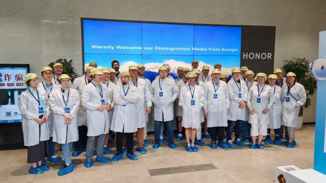 <b>Am vizitat fabrica HONOR din Shenzhen şi centrul R&D şi iată ce am aflat!</b>Probabil aţi remarcat din sumedenia de postări legate de HONOR, asta pentru că că am făcut o vizită în China, la invitaţia acestei companii, pentru a vedea la treabă noile smartphone-uri Magic7 şi Magic7 Pro. Doar cel din urmă vine în Europa