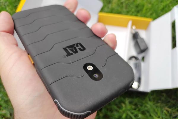 CAT S42 Unboxing: telefon robust care poate fi dezinfectat, scăpat pe beton de la 1.8 metri