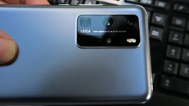<b>Huawei P40 Pro: Cameră de P30 Pro + Mate 30 Pro mai corect colorat şi stabilizat perfect</b>Huawei a oferit inovaţia maximă la capitolul foto pe modelul P40 Pro+, care sare la zoom optic 10x şi digital 50x. Huawei P40 Pro e şi el redutabil dacă luăm în calcul preţul, deşi pe hârtie sună a Huawei P30 Pro combinat cu Mate 30 Pro şi cu senzori foto
