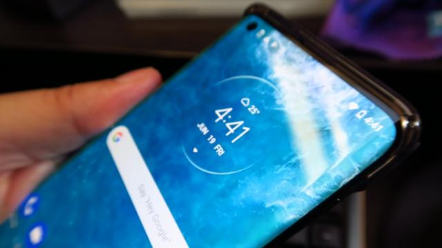<b>REDUCERI REALE Altex: azi avem smartphone 5G super arătos și cameră video FHD rezistentă la apă, căzături</b>La mijloc de săptămână cei de la Altex au pentru noi REDUCERI REALE proaspete, pe lista de astăzi fiind inclus un smartphone 5G super arătos dar și o cameră video de la JVC rezistentă la apă, căzături