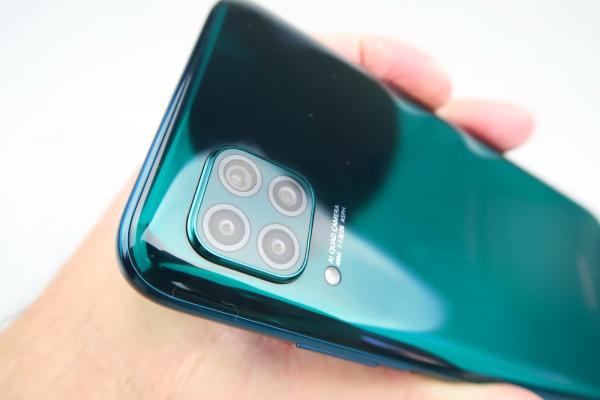 Huawei P40 Lite: Design ce musai trebuie văzut pe verde Smarald şi Sakura Pink