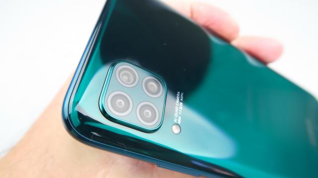 <b>Huawei P40 Lite: Design ce musai trebuie văzut pe verde Smarald şi Sakura Pink</b>Huawei P40 Lite o avea o cameră quad admirabilă, dar la baza rămâne un telefon midrange. Astfel se prezintă cu un corp din material plastic, policarbonat mai bine zis. Noi l-am avut pe varianta neagră, care atrage multe amprente şi poate e un pic alunecos