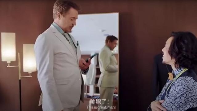 <b>Robert Downey Jr. îi face reclamă lui OnePlus 8 într-un spot în care ne arată ce grea e viaţa bogaţilor (video)</b>Anul trecut cândva prin mai apărea informaţia că Robert Downey Jr. devenea imaginea companiei OnePlus. Între timp "Iron Man" a şi apărut cu OnePlus 8 în mână într-o scăpare de acum câteva săptămâni. Cu telefonul acum lansat e cazul 