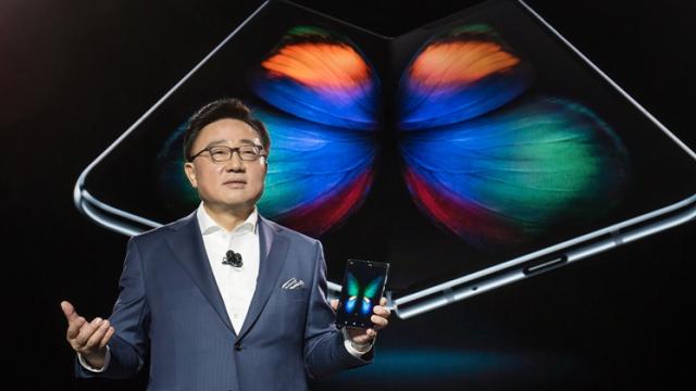 <b>Galaxy Fold este primul smartphone modern Samsung ce renunță la jack-ul audio; Să aibă și Note 10 aceeași soartă?</b>Un detaliu ce a fost trecut cu vederea ieri în cadrul evenimentului Samsung Unpacked odată cu prezentarea telefonului pliabil Galaxy Fold a fost lipsa jack-ului audio de pe acest terminal deosebit. Device-ul a impresionat pe toată lumea