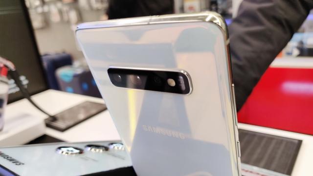 <b>Samsung Galaxy S10+ mini-review + primele impresii: mult ecran, Bokeh mai bun, destul de comod (Video)</b>Nu se putea să treacă marea săptămână a prezentării lui Samsung Galaxy S10+ fără ca Mobilissimo.ro să vă ofere un review hands on. Imediat cum au ajuns telefoanele S10 în România în showroom-uri am fost pe fază şi am purces spre Media Galaxy Iris Titan..
