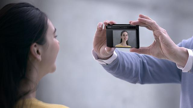 <b>MWC 2019: Huawei Mate X devine oficial: telefon pliabil de 8 inch, cu 5G şi preţ de 2300 de euro</b>Huawei Mate X a devenit astăzi oficial, în urma unei prezentări de la MWC 2019. Evenimentul Huawei a fost de altfel dedicat acestui telefon pliabil, care vine ca răspuns la Samsung Galaxy Fold. Trece la o diagonală mai mare şi un format puţin diferit..