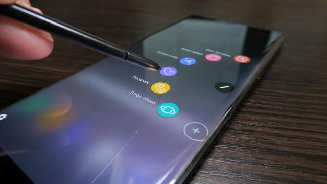 <b>Samsung Galaxy S8 şi Note 8 primesc actualizarea la Android Pie şi One UI în România</b>Samsung pare a fi accelerat ritmul actualizărilor pe care le oferă pe terminalele sale, oferind Android Pie şi One UI chiar şi pe modelele mai vechi. Azi aflăm că posesori de telefoane Samsung Galaxy S8 şi Note 8 din România au început să primească cel ma