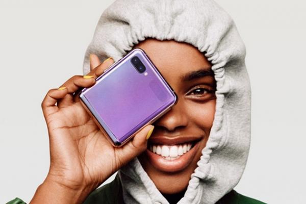 Samsung Galaxy Z Flip este un nou telefon pliabil cu clapetă, pentru domnişoarele fashioniste - inspirat de o pudrieră