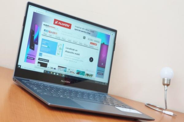 Allview AllBook Q Review: Laptop-ul de 13.3 inch pe care îl poți lua cu tine oriunde grație suportului 4G