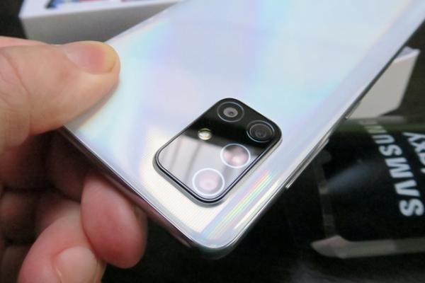 Samsung Galaxy A71 Unboxing: întoarcerea telefonului care a speriat bingerii