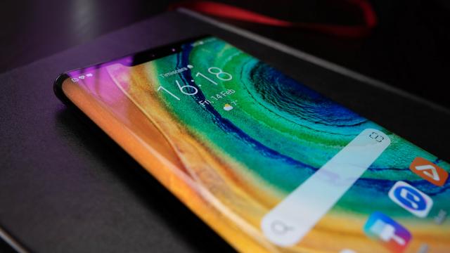 <b>Huawei Mate 30 Pro, un REVIEW CORECT</b>Rareori am văzut un telefon aşa controversat ca Huawei Mate 30 Pro, dar în acelaşi timp tentant ca un miraj. Toată lumea vorbeşte despre el, prin prisma lipsei de servicii Google, dar chiar şi haterii şi cei ezitanţi la achiziţie amintesc de camera sa..