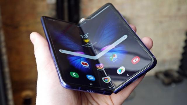 <b>Galaxy Fold 2 ar putea fi primul smartphone Samsung cu cameră selfie sub display; Cunoscut sub numele de cod "Champ"</b>În timp ce ne pregătim pentru debutul comercial al smartphone-ului pliabil Samsung Galaxy Z Flip descoperim iată detalii proaspete despre un alt pliabil pe care compania sud-coreeană îl va 