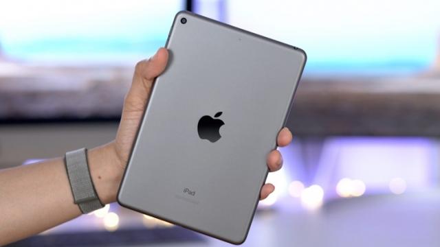 <b>Top 5 motive să îţi iei un iPad Mini 5 acum: de la ergonomie la autonomie, suport Apple Pencil</b>Am scris prea puţin despre tablete în ultima vreme şi mai puţin despre cele mici. Există totuşi un segment de public care doreşte acele modele cu "Mini" în nume, pentru că un iPad Mini e clar mai uşor 