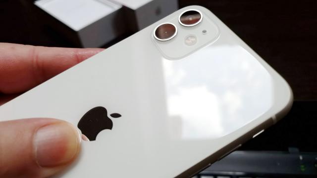 <b>Apple iPhone 11: Camerele cele mai bune care contează de la Apple sunt aici</b>Cu iPhone XR mi-am făcut treaba ca jurnalist, dar am rămas cu ceva nemulţumiri, la stabilizare, filmarea selfie şi alte 2-3 capitole. iPhone 11 e aici să le rezolve şi propune o cameră duala în spate. Sunt fix camerele cele mai importante de la iPhone 11 