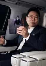 Huawei Mate XT 2 apare în mâna lui Yu Chengdong: plierea în „Z” dispare, ecranul mare stă la interior