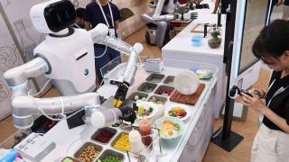 China pune AI-ul la cratiță: roboții gătesc, servesc și își ajustează singuri rețetele