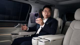 Huawei Mate XT 2 apare în mâna lui Yu Chengdong: plierea în „Z” dispare, ecranul mare stă la interior