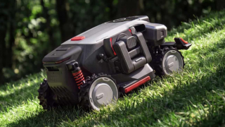 Anker aduce la IFA 2026 un robot de tuns iarba pentru proprietăți uriașe: Eufy S2 Max are braț extensibil și tracțiune integrală
