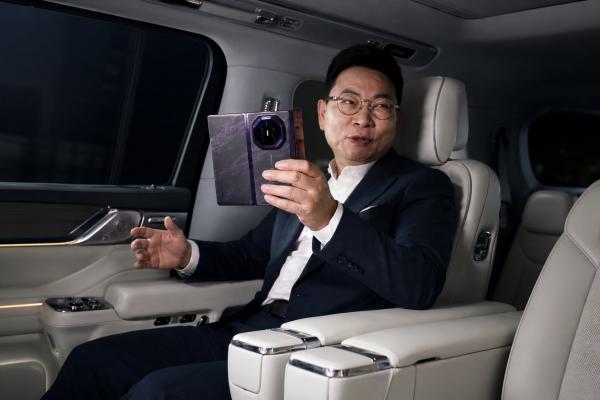 Huawei Mate XT 2 apare în mâna lui Yu Chengdong: plierea în „Z” dispare, ecranul mare stă la interior