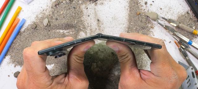 Cât de rezistent este Samsung Galaxy Z Fold8 Ultra? Pliabilul e testat și disecat de JerryRigEverything (Video)