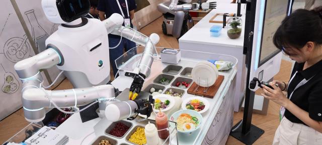 China pune AI-ul la cratiță: roboții gătesc, servesc și își ajustează singuri rețetele