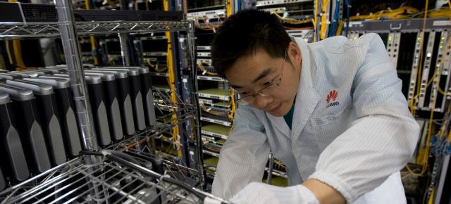 Huawei bagă peste un sfert din venituri în R&D; profitul cade 36%, dar vânzările cresc