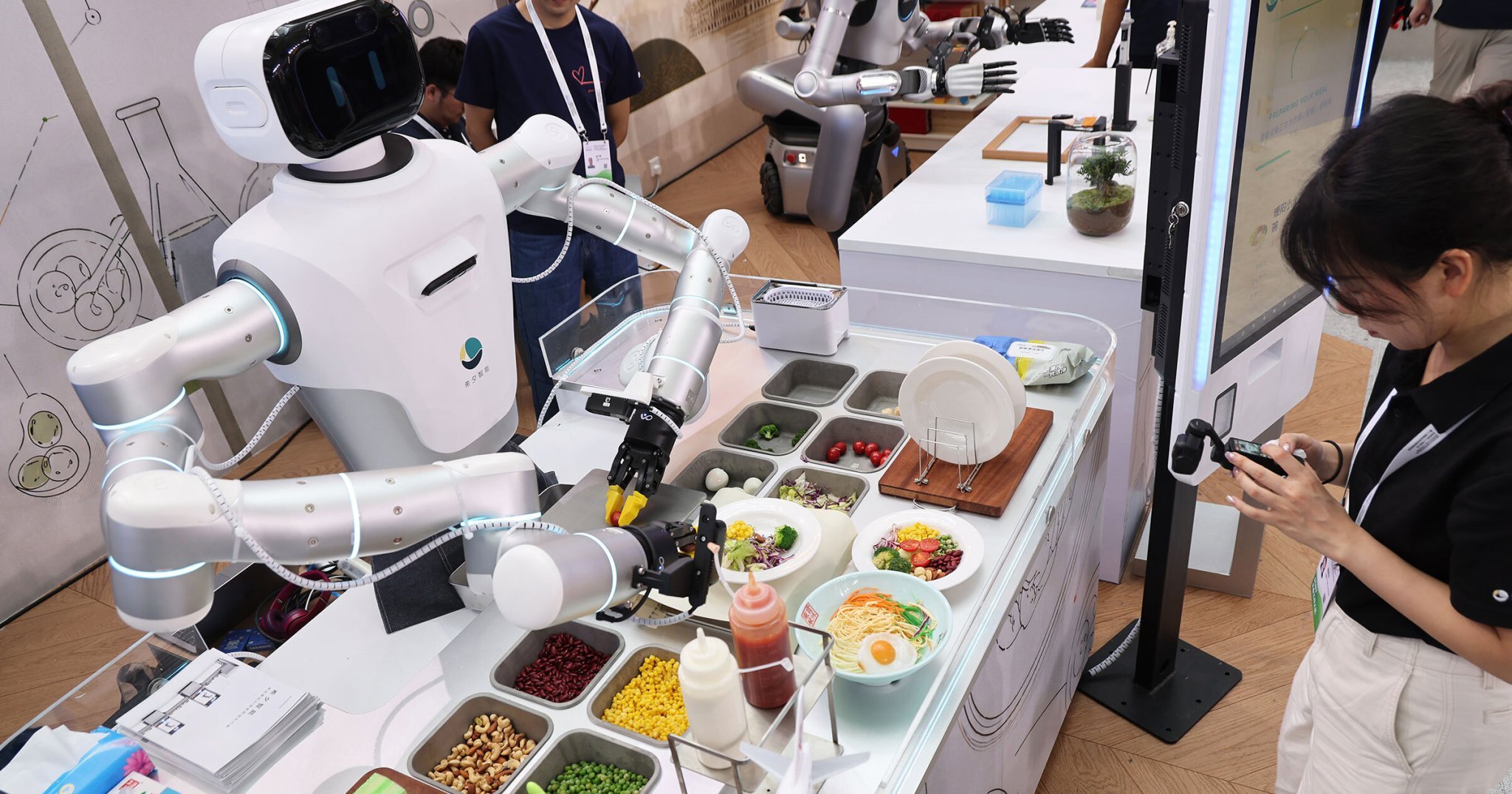 China pune AI-ul la cratiță: roboții gătesc, servesc și își ajustează singuri rețetele