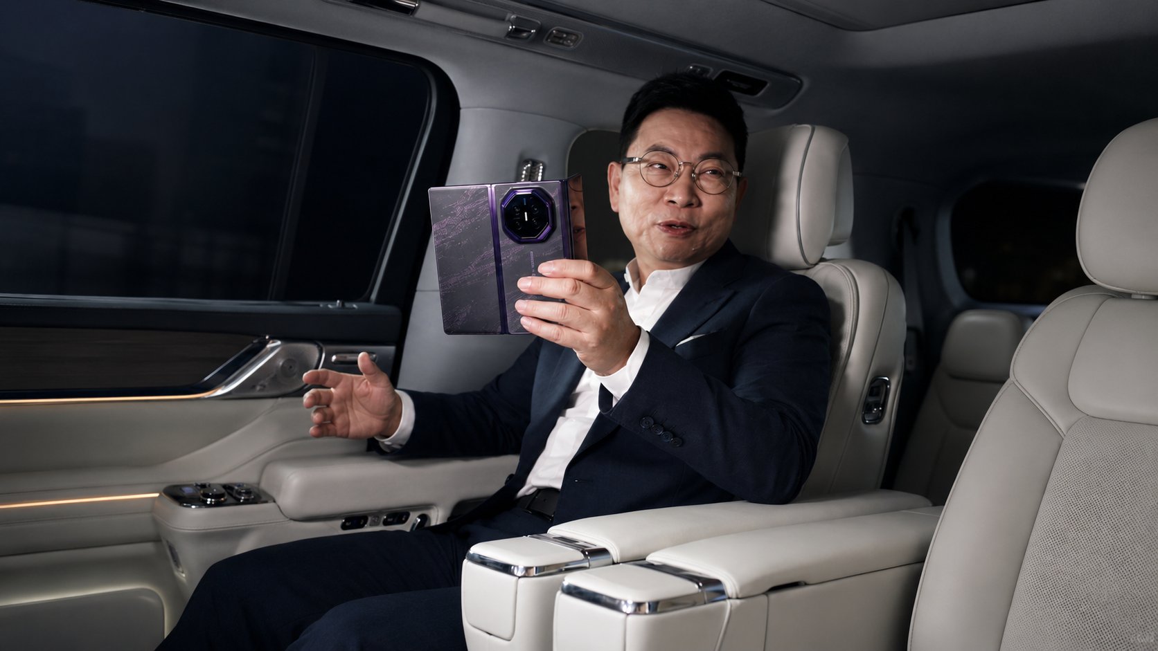 Huawei Mate XT 2 apare în mâna lui Yu Chengdong: plierea în „Z” dispare, ecranul mare stă la interior