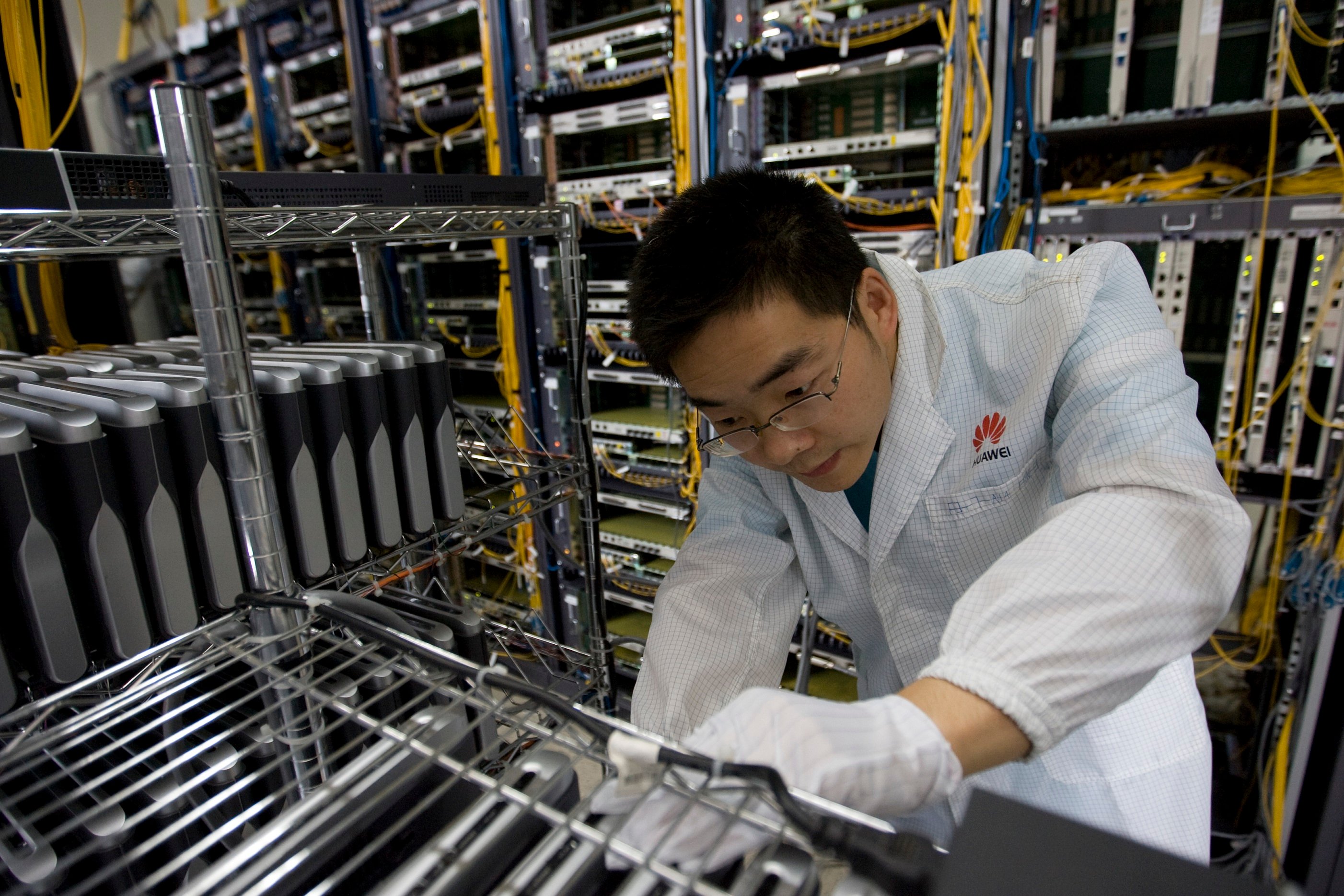 Huawei bagă peste un sfert din venituri în R&D; profitul cade 36%, dar vânzările cresc