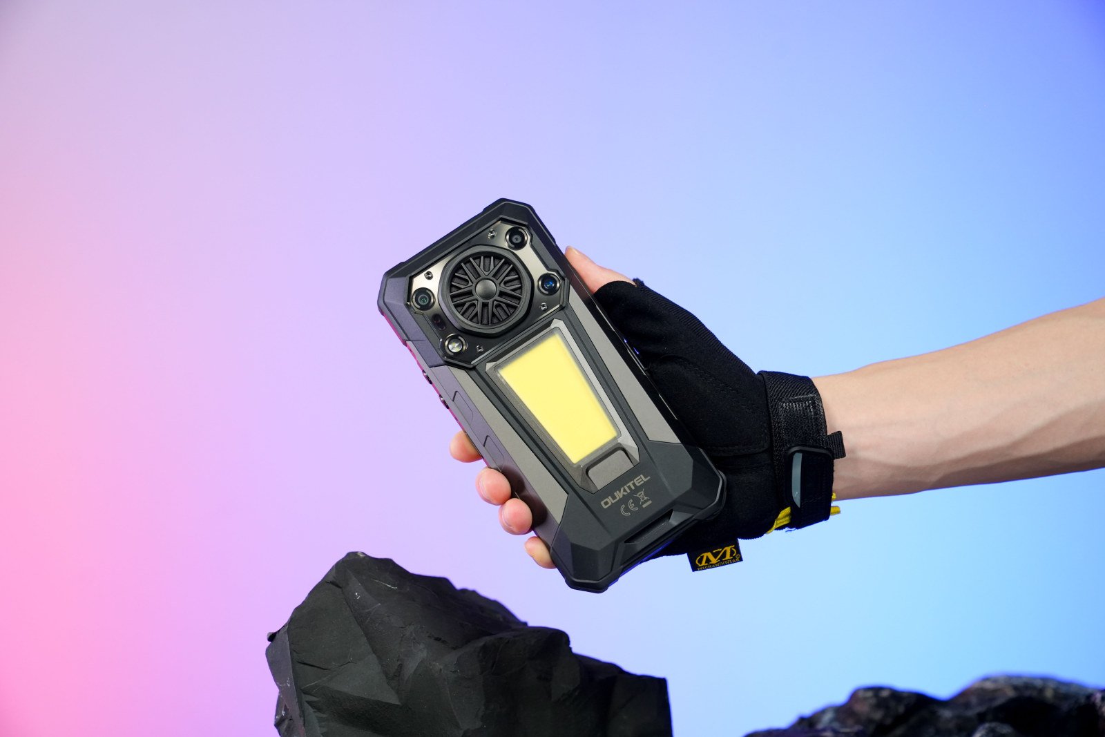 IFA 2026: Telefon de gaming sau unealtă de camping? Oukitel lansează modele neobișnuite, cu baterii mari și chiar brichetă integrată