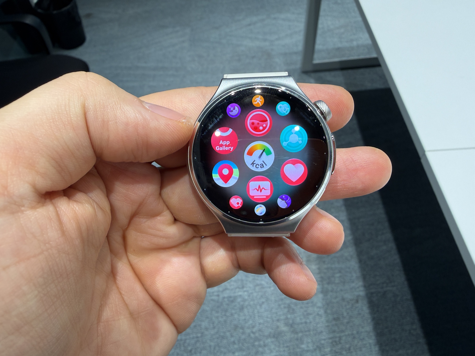 Fotografii hands-on HUAWEI Watch 6 (42mm) (galerie)
