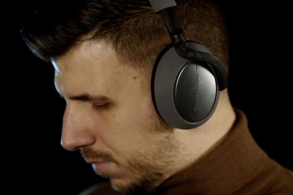 Bowers & Wilkins PX7 Review: Căștile wireless cu ANC și un sunet imersiv, inspirate din cele mai rapide mașini de curse din lume