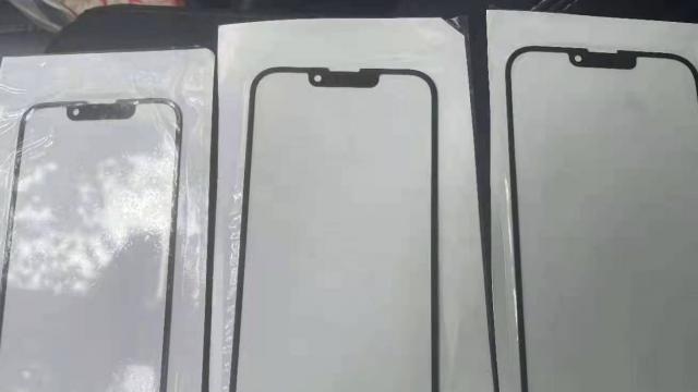 <b>Apple va aduce display-uri LTPO de 120Hz pe iPhone 13 Pro/Pro Max; Vedem și protecții de ecran cu notch mai mic</b>După o perioadă de pauză iată că astăzi avem detalii noi despre iPhone 13, serie de terminale pe care Apple o va lansa pe final de an, cu un anunț programat pentru luna septembrie. Informațiile sosesc 