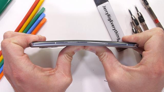 <b>OnePlus 9 Pro trece cu brio testul de durabilitate a lui JerryRigEverything; O ușoară îndoire, însă telefonul revine la forma inițială</b>Ultimul flagship testat de către JerryRigEverything a fost ASUS ROG Phone 5 care nu a reușit să “supraviețuiască” șocului mecanic produs de către YouTuber. Ei bine, a sosit timpul lui OnePlus 9 Pro să fie testat de către Zack, telefonul ce a debutat ieri