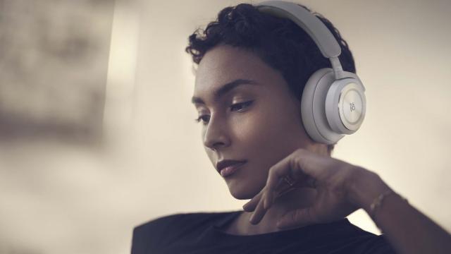 <b>Bang & Olufsen anunță căștile wireless Beoplay HX cu ANC și autonomie impresionantă, de până la 35 de ore</b>Printre numeroase telefoane anunțate în aceste zile iată că se mai strecoară și alte noutăți precum este cazul căștilor wireless Bang & Olufsen Beoplay HX cu ANC și autonomie impresionantă de până la 35 ore cu