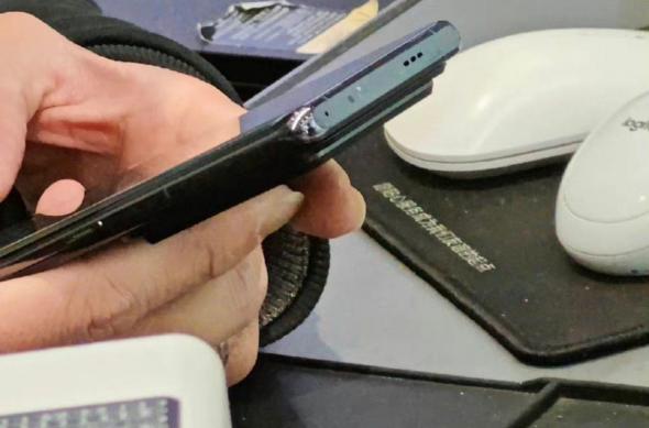 OPPO Find X6 Pro - Fotografii spion: oppo-find-x6-pro-live-pic-leaks-scaled.jpeg