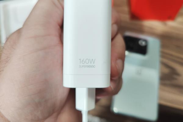 OnePlus 10T: Baterie ultra securizată contra uzurii, se încarcă într-un sfert de repriză de meci