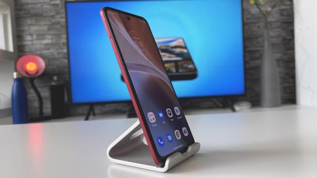 <b>Motorola Moto G32: Display de compromis serios, cu record negativ</b>Motorola a făcut nişte compromisuri, nişte "corner cutting", pentru a duce acest telefon la un preţ foarte rezonabil. Cu toate astea nu ne oferă aici vreun ecran TFT cu rezoluţie HD, nu, nu, e chiar un IPS LCD de 6.5 inch cu rezolutie de 2400 x 1080 pixel