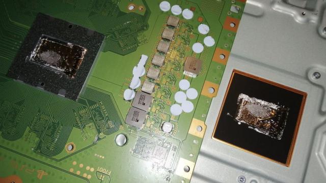 <b>Am ţinut PlayStation 5 greşit până acum; Un defect de design provoacă probleme cu postura verticală a consolei, scurgeri liquidmetal</b>Mărturisesc că de când am cumpărat consola PlayStation 5 o ţin vertical, aşa cum vedeţi în toate imaginile promoţionale. Ocupă mai puţin spaţiu şi mi-a fost şi lene să montez acel suport pentru a o ţine orizontal. Azi aflăm că un defect 