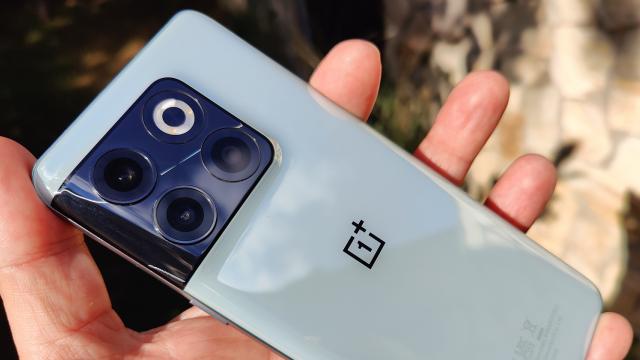 <b>OnePlus 10T: Camera cu "mixed feelings", mai ales noaptea</b>Am ajuns şi la cameră, unde găsim una selfie de 16 MP decupată în ecran, cu stabilizare electronică şi focalizare fixă. În spate se afla un senzor principal de 50 MP, un Sony IMX 766, acelaşi de pe OnePlus Nord 2T şi OnePlus 10 Pro, alături de o cameră