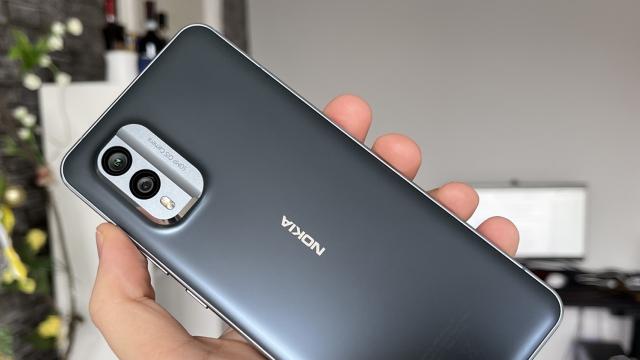 <b>Nokia X30 5G: Design croit pe inima fanilor Nokia, eco-friendly</b>În sfârşit un telefon Nokia frumos! Şi nu doar arătos, ci şi prietenos cu mediul şi cu un tribut pentru Nokia-urile clasice. Nokia X30 5G măsoară 8 mm în talie şi cântăreşte 185 grame. Spatele său din plastic e în proporţie de 64.5% produs din plastic