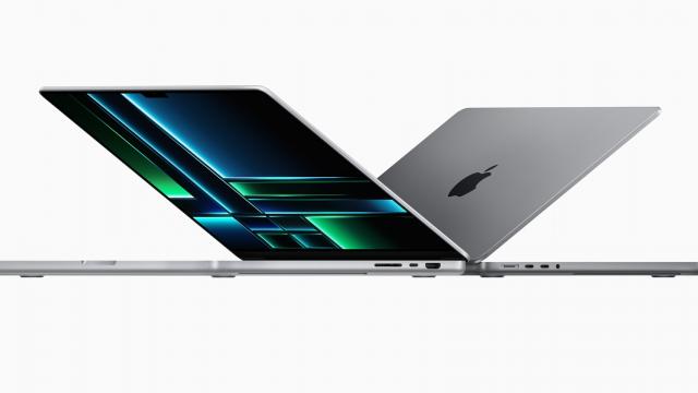 <b>Apple anunță laptopuri MacBook Pro puternice! Variante de 14 și 16 inch, cu CPU M2 Pro sau M2 Max și până la 96 GB de RAM</b>Această zi de 17 ianuarie ne aduce o lansare surpriză din partea Apple. Compania din Cupertino a anunțat subit atât un Mac Mini de nouă generație, cât și laptopuri MacBook Pro puternice. Modelele din 2023 vin cu cele mai avansate procesoare de până acum