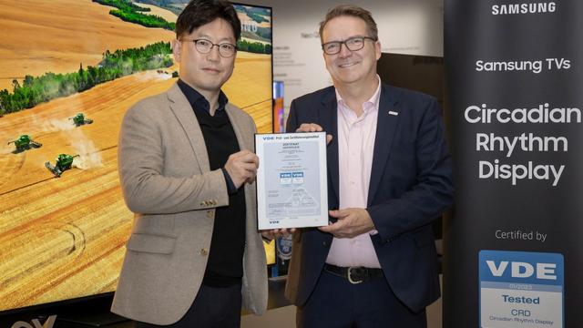 <b>Probleme cu somnul? Te ajută televizoarele noi Samsung Neo QLED 2023 şi modelele Lifestyle</b>Dacă am văzut că e trendy să tot pui protecţie pentru lumină albastră pe telefoane, monitoare, laptopuri, ei bine acum marile companii tech mai iau o măsură pentru a ne proteja somnul. În cazul faţă de e vorba despre Samsung