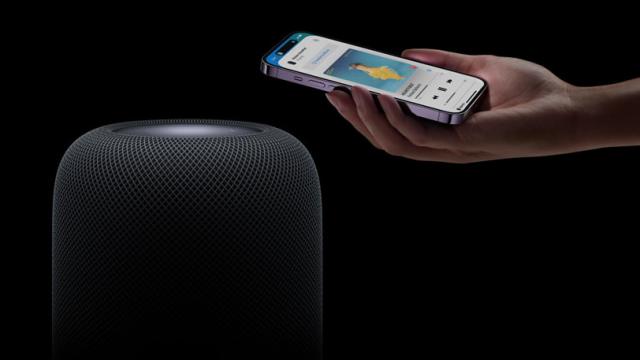 <b>Apple lansează noua boxă Homepod, acum cu cip S7 și senzori de umiditate, temperatură la pachet; Mai ieftină decât primul model  </b>După ce ieri a anunțat noile procesoare M2 și M2 Pro pe care le-am văzut aduse pe laptop-urile MacBook Pro de nouă generație și pe Mac Mini, iată că astăzi Apple mai are de făcut un anunț. Tocmai ce a debutat boxa inteligentă 